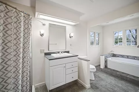 Bath - 3411 Stonewall Rd, Jackson, MI 49203 photo 3 of 9