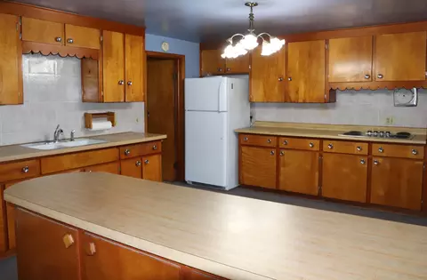 Kitchen - 22115 Gratiot Rd, Merrill, MI 48637 photo 4 of 10