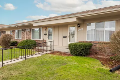 25211 Franklin Ter, South Lyon, MI 48178