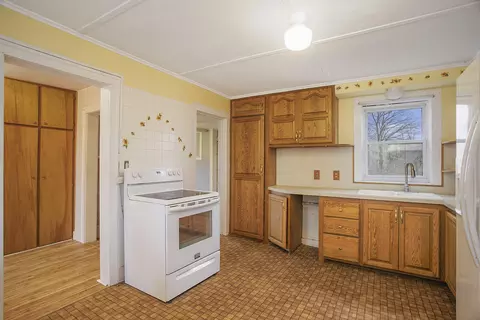 Kitchen - 18501 I Dr N, Marshall, MI 49068 photo 2 of 4