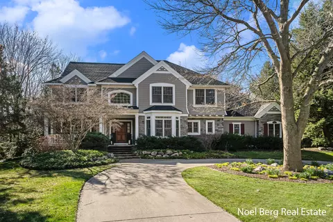 241 Boulder Dr, Norton Shores, MI 49444