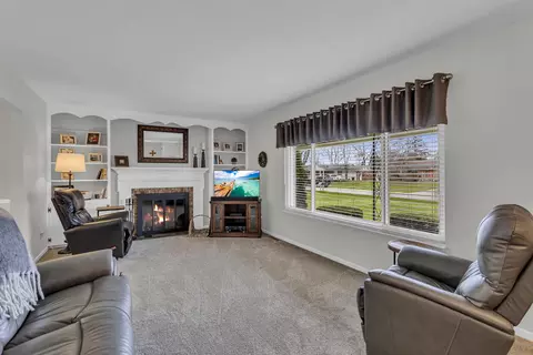 Living - 2461 Smiley Way, Jackson, MI 49203 photo 2 of 11