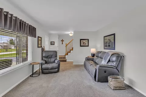 Living - 2461 Smiley Way, Jackson, MI 49203 photo 4 of 11