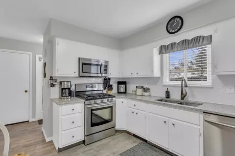 Kitchen - 2461 Smiley Way, Jackson, MI 49203 photo 2 of 4