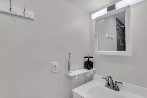 Bath - 2461 Smiley Way, Jackson, MI 49203 photo 6 of 7