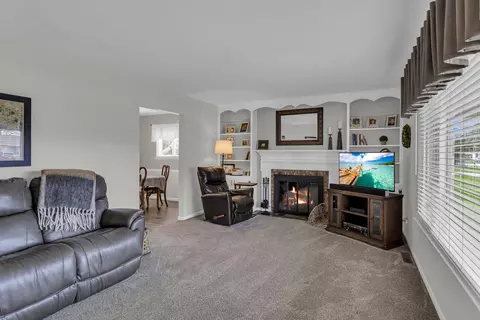 Living - 2461 Smiley Way, Jackson, MI 49203 photo 3 of 11