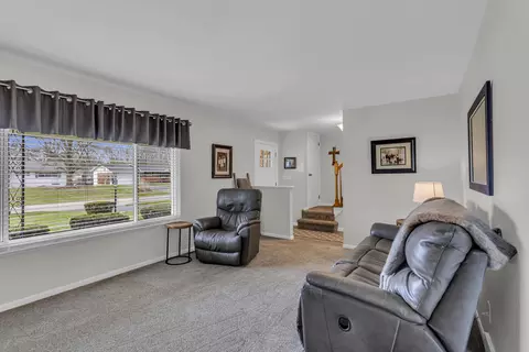 Living - 2461 Smiley Way, Jackson, MI 49203 photo 5 of 11