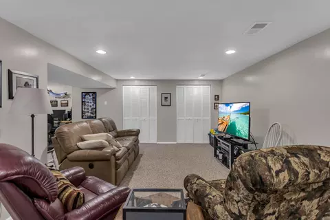 Living - 2461 Smiley Way, Jackson, MI 49203 photo 9 of 11