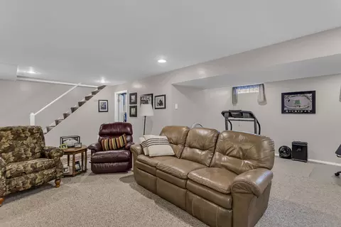 Living - 2461 Smiley Way, Jackson, MI 49203 photo 10 of 11