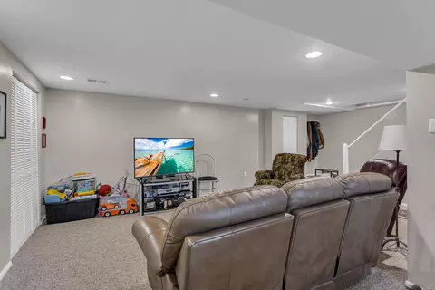 Living - 2461 Smiley Way, Jackson, MI 49203 photo 11 of 11