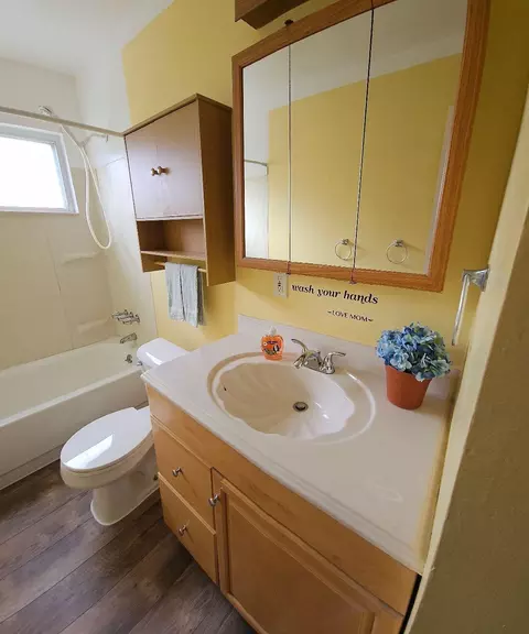 Bath - 4511 Niagara St, Wayne, MI 48184 photo 2 of 4