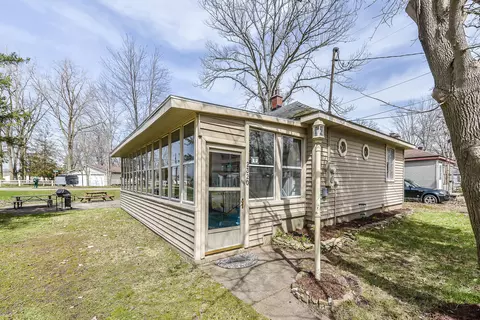 2320 Edgewood Ct, Brooklyn, MI 49230