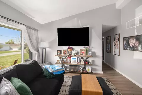 Living - 12875 Kelley Rd, Brooklyn, MI 49230 photo 3 of 4