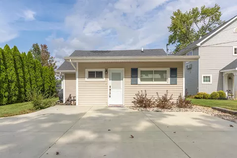 1499 S Crooked Lake Dr, Kalamazoo, MI 49009