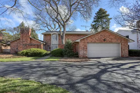 18 Willow Tree Pl, Grosse Pointe Shores, MI 48236