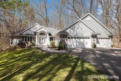2983 Sir Charles Dr NE, Rockford, MI 49341
