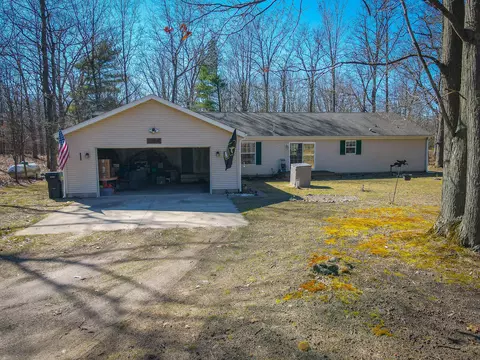 5729 Bryant Ave, Pentwater, MI 49449