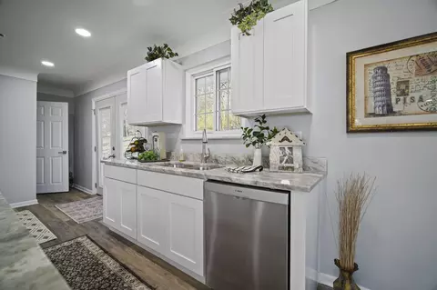 Kitchen - 4276 Indian Trl, Jackson, MI 49201 photo 7 of 9