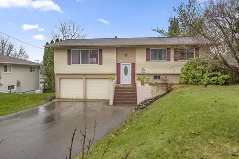 195 Peninsula Lake Dr, Highland, MI 48357