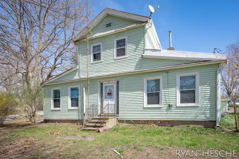 208 N King St, Lyons, MI 48851