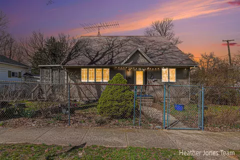 404 W Orange St, Greenville, MI 48838