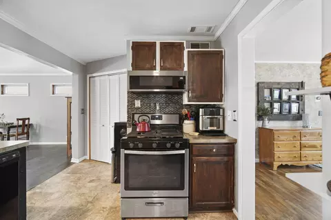 Kitchen - 2428 Wallace Dr, Jackson, MI 49203 photo 2 of 4