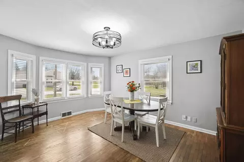 Dining - 2428 Wallace Dr, Jackson, MI 49203 photo 2 of 4