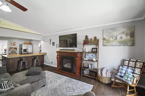 Living - 2428 Wallace Dr, Jackson, MI 49203 photo 3 of 4