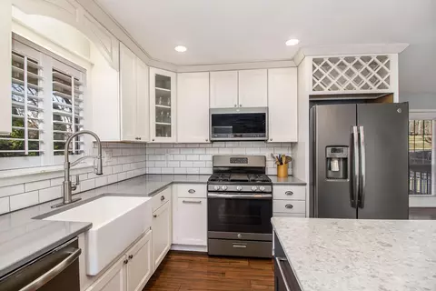 Kitchen - 11821 Killarny Cir, Jerome, MI 49249 photo 4 of 7