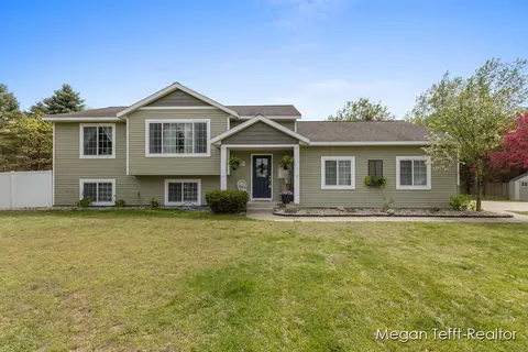 6432 Pine Point Ct, Coopersville, MI 49404