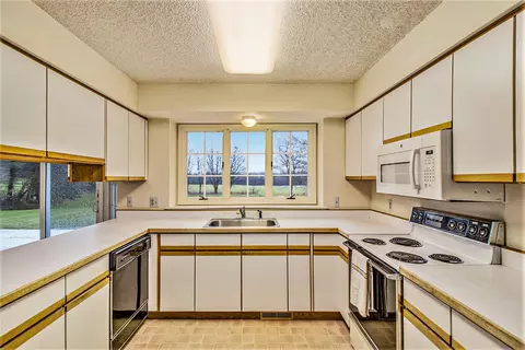 Kitchen - 5931 Bellwether Dr, Saline, MI 48176 photo 2 of 4