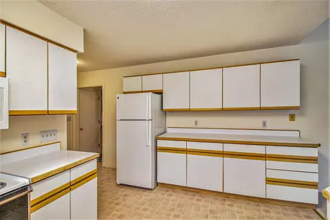 Kitchen - 5931 Bellwether Dr, Saline, MI 48176 photo 3 of 4