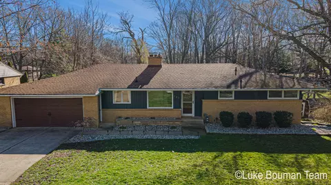 121 Timberwood Ln, Holland, MI 49423