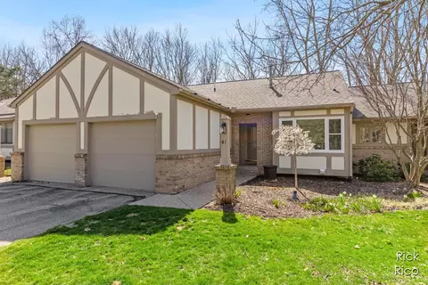 61 Skyline Cir NW #132, Grand Rapids, MI 49504