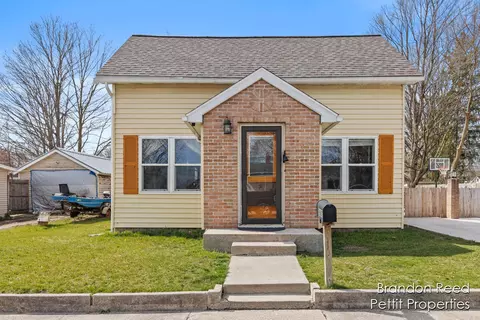 8887 Stebbins St, Montague, MI 49437