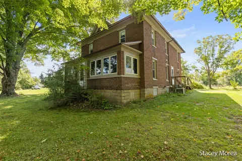 10048 State Rd, Nunica, MI 49448