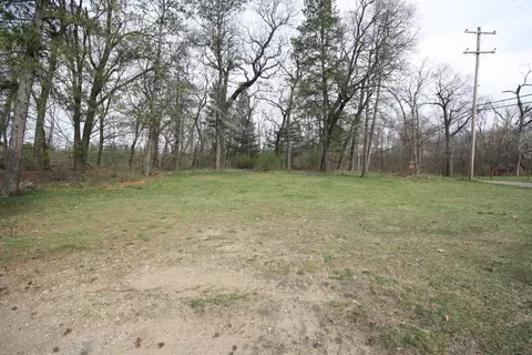 10142 E Shore Dr, Portage, MI 49002