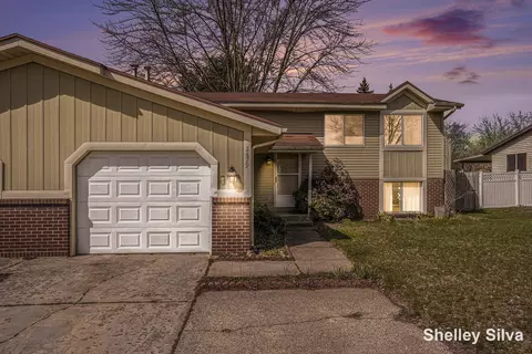 5879 Pine Vista St SE, Kentwood, MI 49548
