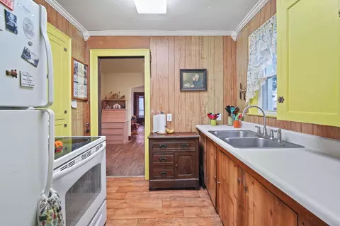 Kitchen - 528 Fern Ave, Jackson, MI 49202 photo 1 of 5
