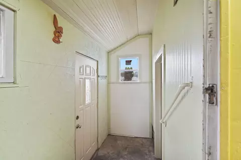 Entry Way - 528 Fern Ave, Jackson, MI 49202 photo 1 of 1