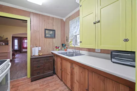 Kitchen - 528 Fern Ave, Jackson, MI 49202 photo 2 of 5