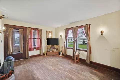 Living - 528 Fern Ave, Jackson, MI 49202 photo 1 of 3