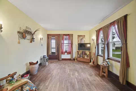 Living - 528 Fern Ave, Jackson, MI 49202 photo 3 of 3