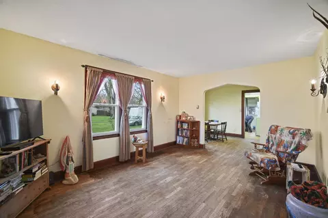 Living - 528 Fern Ave, Jackson, MI 49202 photo 2 of 3