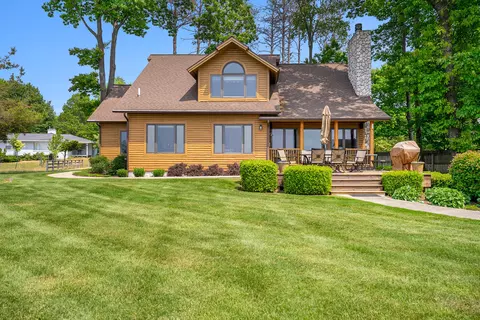 5549 S Lakeshore Dr, Ludington, MI 49431