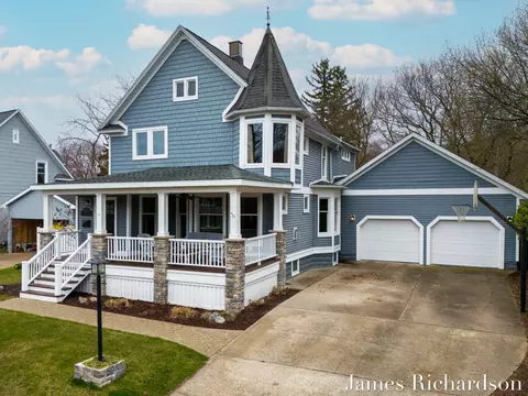 512 Lake Ave, Grand Haven, MI 49417