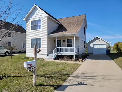 228 Grove St, Manistee, MI 49660