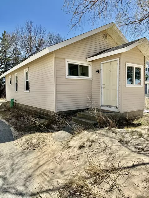 107 Lakeshore Dr, Manistee, MI 49660