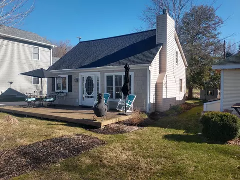 402 N Shore Dr, Crystal, MI 48818