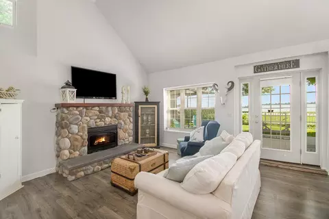 Living - 402 N Shore Dr, Crystal, MI 48818 photo 3 of 3